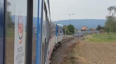 Strojvůdce točí šílence na přejezdech. Ti se s vlakem často jen těsně minou!