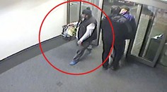 Poznáte ho? Ukradl ženě tašku s klíči, podle adresy vybílil i dům