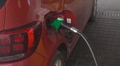 Cena nafty na benzínkách začíná klesat, benzín roste už jen pomalu