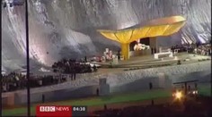 VIDEO: Papežovi ve Španělsku ODLÉTLA ČAPKA!