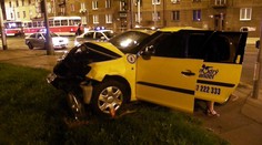 Řidič vozící opilé šoféry naboural do domu! Měl 3 promile