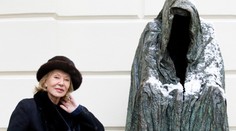 Zemřela známá sochařka a malířka českého původu Anna Chromy