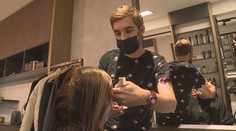 Maséři i kadeřnice stále fungují. Příjmy jim ale klesají, lidé se bojí přijít