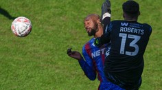 Drsné záběry z FA Cupu. Brankář trefil hvězdu kopačkou do obličeje
