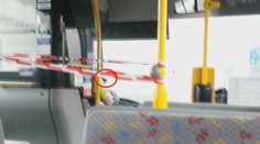 Řidička autobusu posílala SMS zprávy za jízdy a v dešti! Běžná praxe, tvrdí majitel