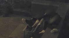 Zloděj okradl spícího muže, a dokonce si k němu na chvíli lehnul. Vše zachytily kamery