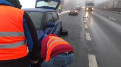 Hromadná nehoda: O kanál si zničilo podvozek nejméně 16 aut!