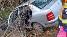 Tragická nehoda u Chocně. Auto i s řidičem skončilo v potoce, senior zemřel