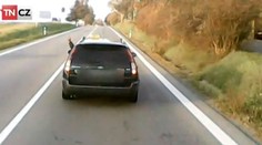 VIDEO: Taxikář vybrzdil nákladní auto. Zachytila to kamera