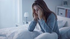 Vědci studují lék na dlouhý covid, pomoci by mohly prášky proti alergiím