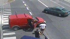 DRSNÁ RVAČKA V PRAZE: Agresivní spolujezdec zmlátil řidiče auta, které nabourali