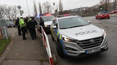 Agresivní řidič měl najíždět a střílet po autě. Uvnitř seděla žena s malými dětmi