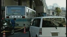 Šílenec s nožem řádil ve dvou autobusech. 15 zraněných