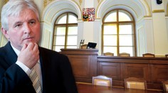 Vláda odborníků možná projde. 80 poslanců má obří dluhy a nechtějí přijít o koryta