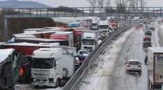 Při nehodě desítek aut se zranilo šest lidí. Dálnici D5 zprůjezdnili po 11 hodinách