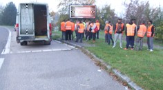 Policisté z Hradce valili oči, z třímístné dodávky vylezlo 26 lidí!