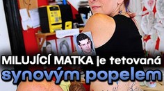 Žena je tetovaná synovým popelem