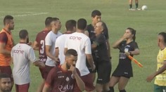 Divočina v Brazílii. Naštvaný trenér vtrhl na hřiště a udeřil ženskou sudí do hlavy