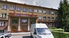 Muž chtěl vylákat holčičku ze školy. "Nic se nestalo," tvrdí ředitel