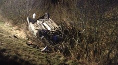 Na dálnici D5 se srazila dodávka s osobákem a motorkou, dva zranění.