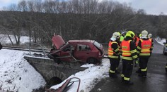 Vlak smetl na přejezdu auto se seniory, hasiči je museli vyprostit