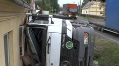 Už zase! Auto jim znovu nabouralo do domu