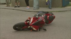 Motorkář se polámal o traktor. Byl moc rychlý v zatáčce