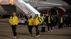 Na českého soupeře čekal jediný fanoušek. Hráči stáli frontu, aby se mu podepsali
