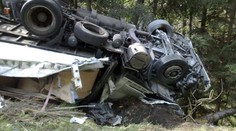 Řidič dvě hodiny trpěl v převráceném kamionu