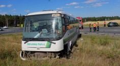 U Plzně se srazil autobus s autem, šest lidí skončilo v nemocnici