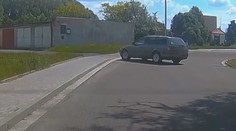 Mladík opakovaně řídil bez průkazu. Policie ho chytla pod ohradníkem pro krávy