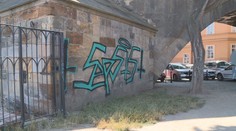 Soud odmítl stížnost muže, který s bratrem posprejoval Karlův most