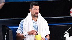 Djokovič je obviněn z porušení pravidel, vdechoval obsah neoznačené láhve