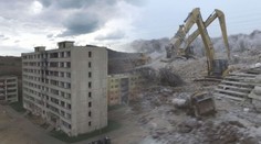 Z paneláku v Chanově zbylo 2,5 tisíce tun sutin, demolice pokračují