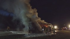 Na dálnici shořel český autobus, cestující prchali z plamenů