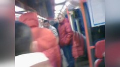VIDEO: Další brutální útok v pražském metru! Poznáváte agresory?