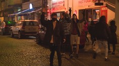 Blatný zuří! Drinky zdarma, roušky nikde. Ministr chce milionové pokuty