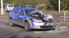 DODÁVKA ZBOŘILA POLICEJNÍ VŮZ! Posádka vyvázla se zraněními!