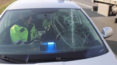 Policisté měřili na silnici rychlost! Z náklaďáku jim přitom na auto spadl kus ledu!