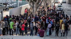 Tisíce migrantů míří pěšky do USA. Mexiko je chce zastavit, dá jim práci