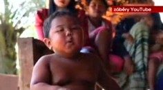 VIDEO: Dvouletý kuřák má silnou závislost na tabáku