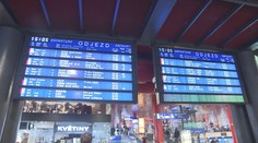 Blamáž na hlaváku v Praze. Lidé čekali na nástupišti, prázdný vlak odjel z jiného