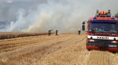 Na Kolínsku vzplál kombajn i pole, hasiči povolali vrtulník s vakem