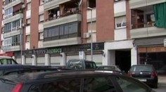 Sebevražedkyně skočila z balkonu. Zabila chodce
