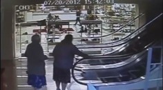 VIDEO: Babička si spletla eskalátor s létajícím koštětem