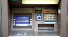 Policisté dopadli dva cizince, instalovali na bankomat podvodnou čtečku