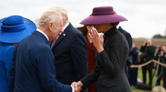 Melania v centru pozornosti. Král Karel III. se jí nemohl podívat do očí
