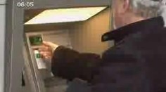 VIDEO: Zapomněl v bankomatu 12 tisíc, studentky mu peníze vrátily