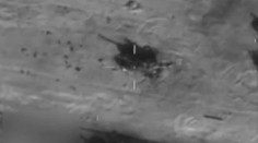 AKČNÍ VIDEO: Tak bomba ZNIČILA TANK Kaddáfího zabijáků!