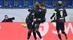 Bláznivý zápas v Linci. Slavia dohrávala v devíti a padla, přesto postupuje
